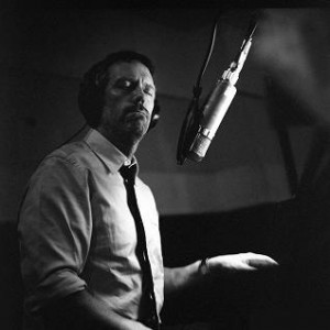 Hugh Laurie en studio.